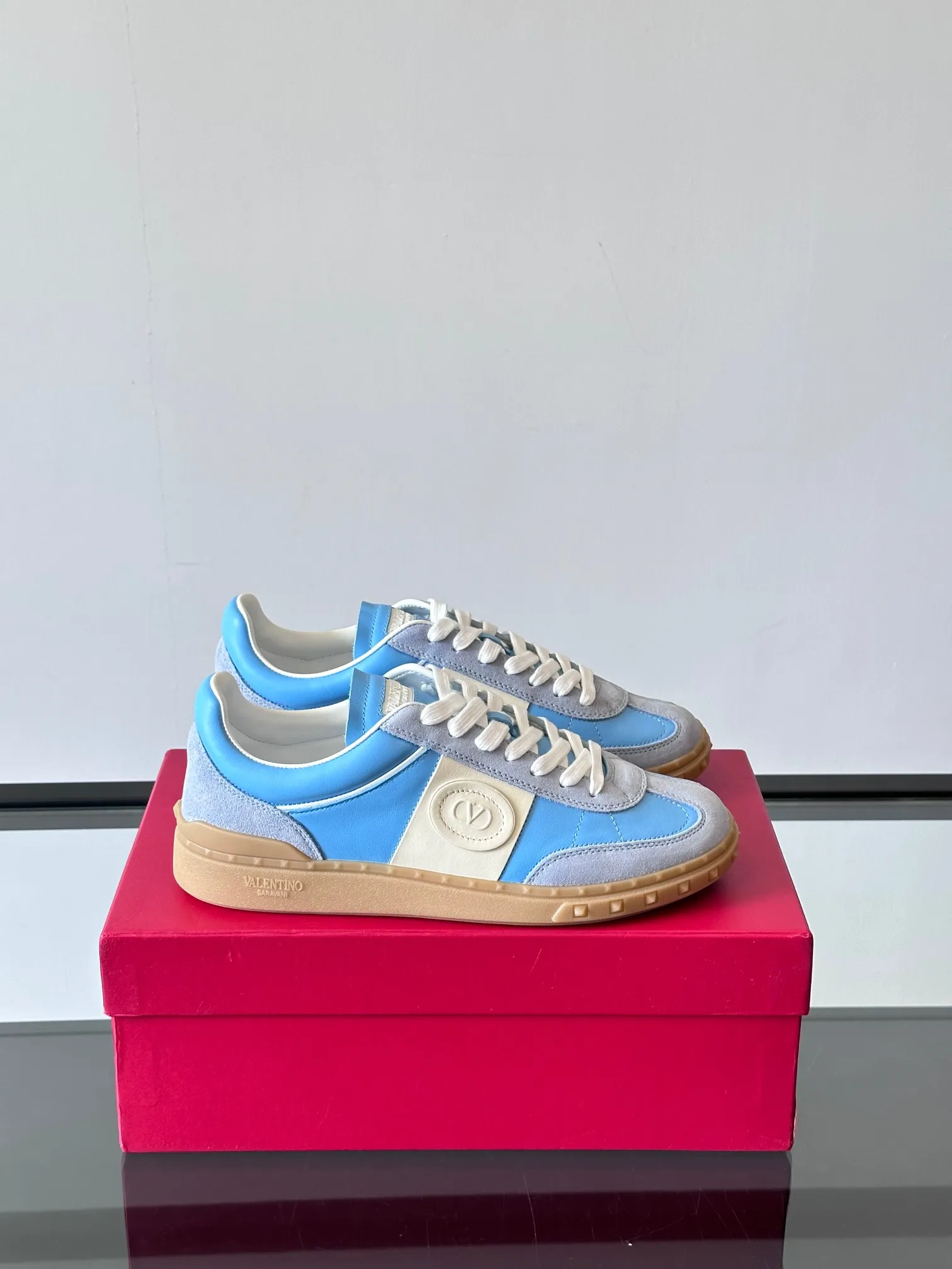 Factory price: 438💰Original quality, top version on the market VALENTINO (Valentino) latest fashion week catwalk [couples 👫 model], unique design, fashionable family specializes in slim feet🔥A fashion product of Baita [strong] Fabric: The toe is made of high mercerized triangular grain cowhide and A-grade full-grain cowhide, original lasting process Inner lining: cowhide lining + men's shoes 💰U hanging mesh feet, heels and tongues decorated with VaIentin* shallow relief oversized rivets Size: 38-44, customized 45